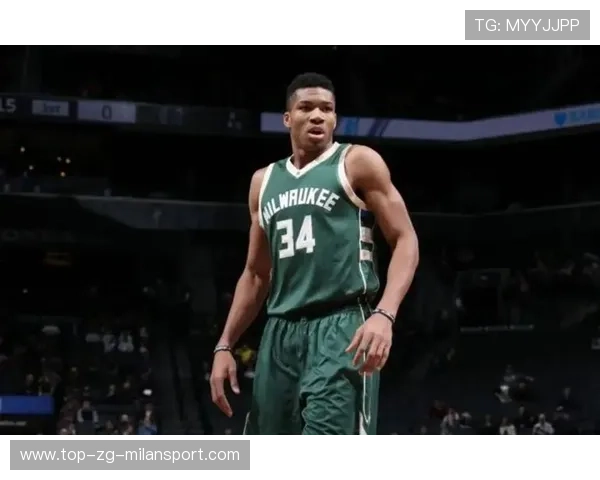 字母哥暴扣威力全开，雄鹿锋线冲击力十足